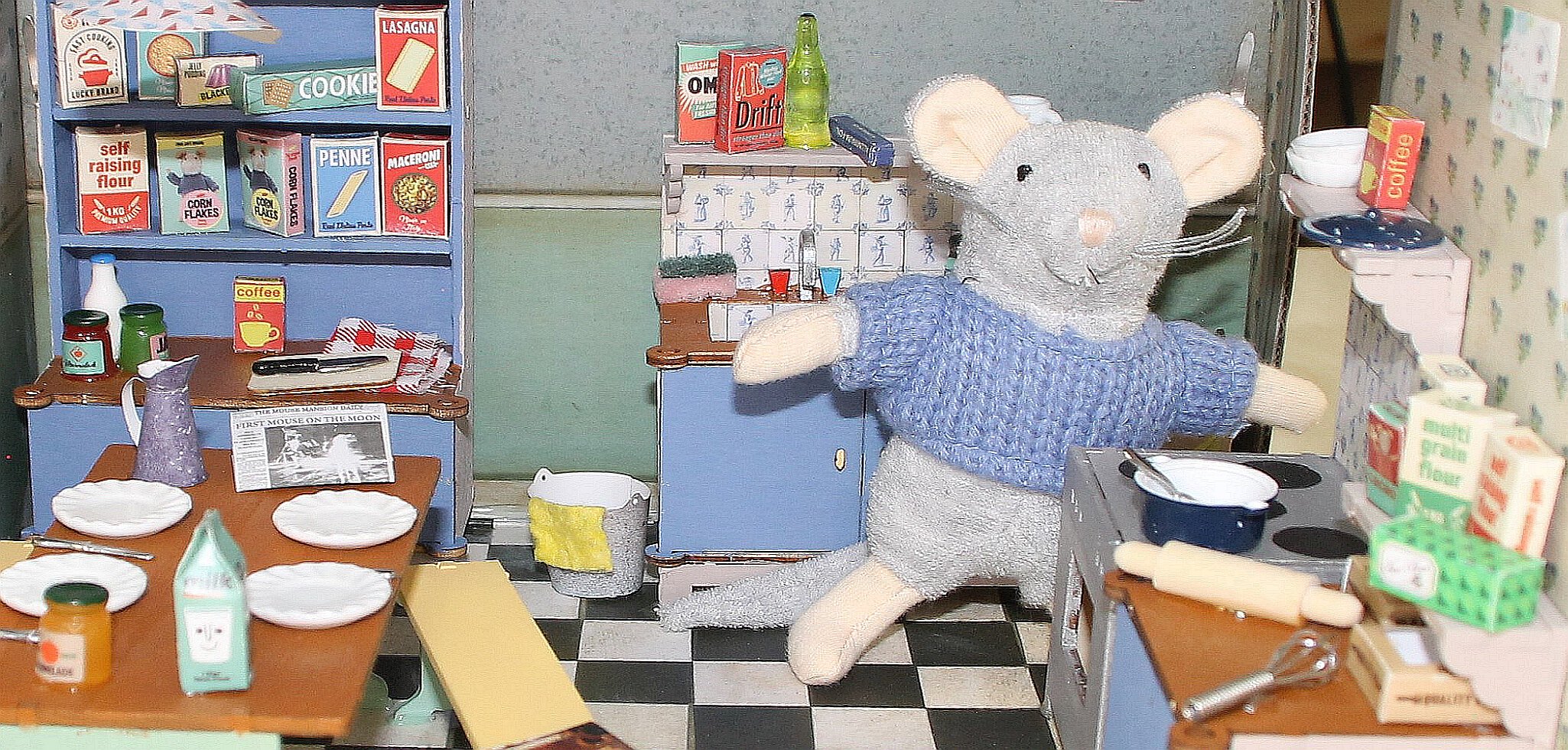 Sam in der Mäusehaus Küche